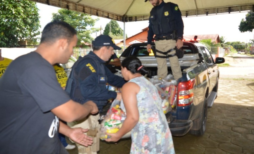 Policiais rodoviários entregam cestas básicas a famílias em Rio Branco